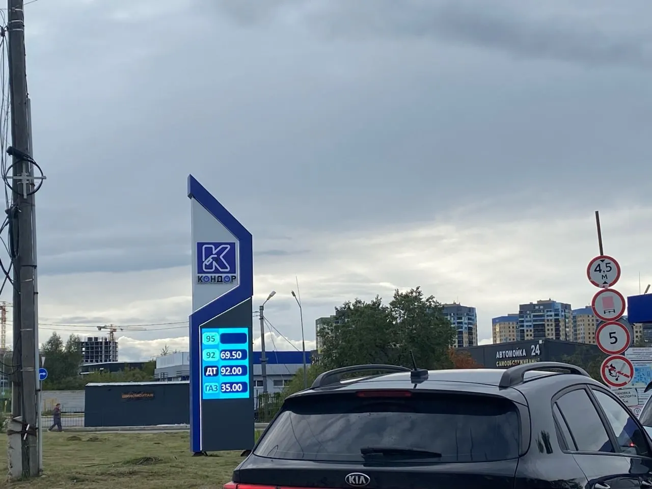 Автолюбители Тюменской области снова сталкиваются с ростом цен на бензин и очередями на заправках: литр стоит 60–70 рублей, а на отдельных заправках — свыше 100.