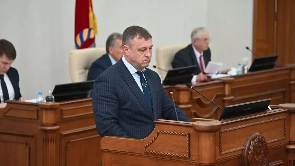 Бывший чиновник Алтайского края направится на военную службу по делу о превышении полномочий; производство по делу приостановлено.