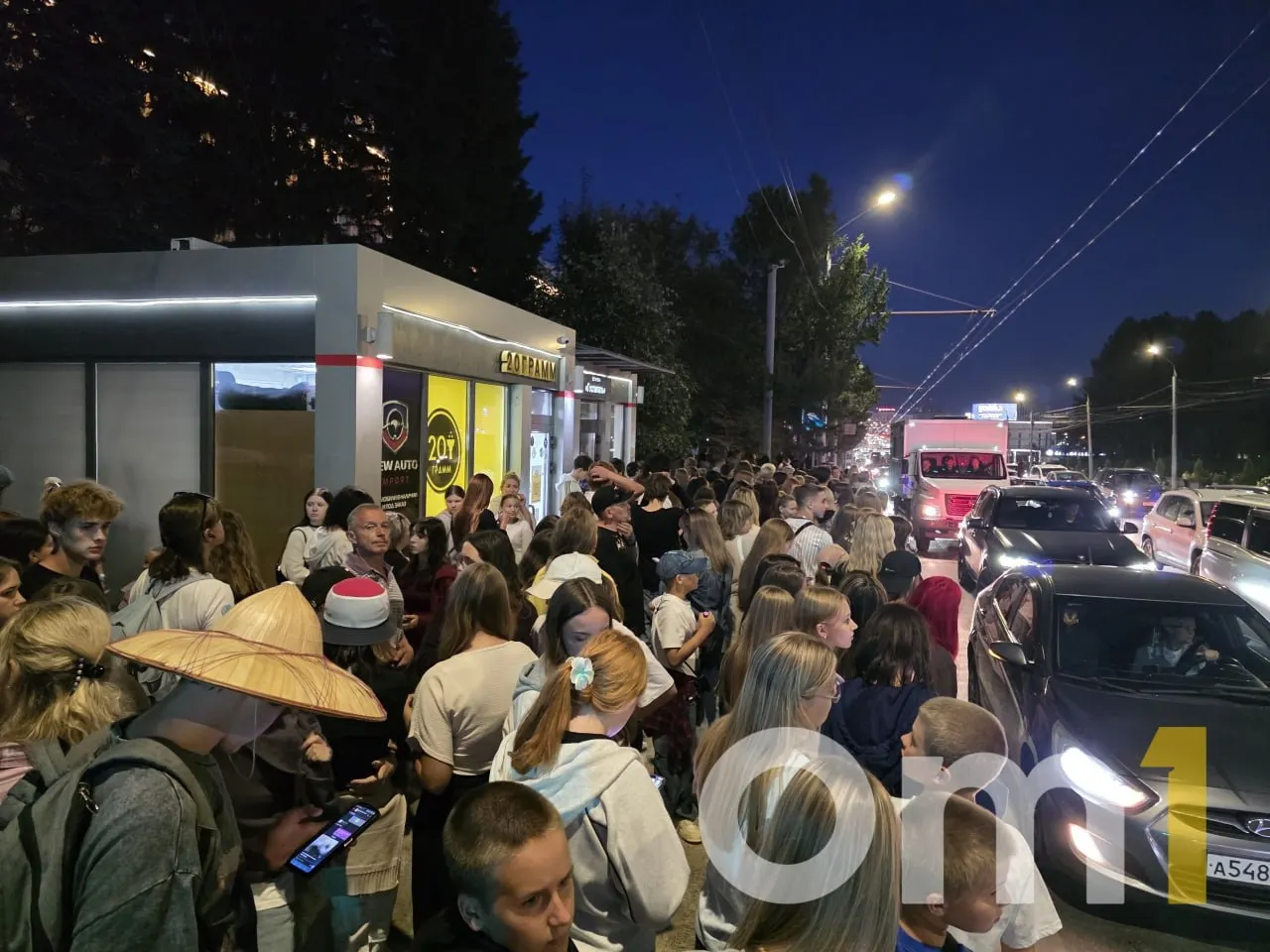 Сообщения с места событий: выбраться из центра после концерта непросто.
