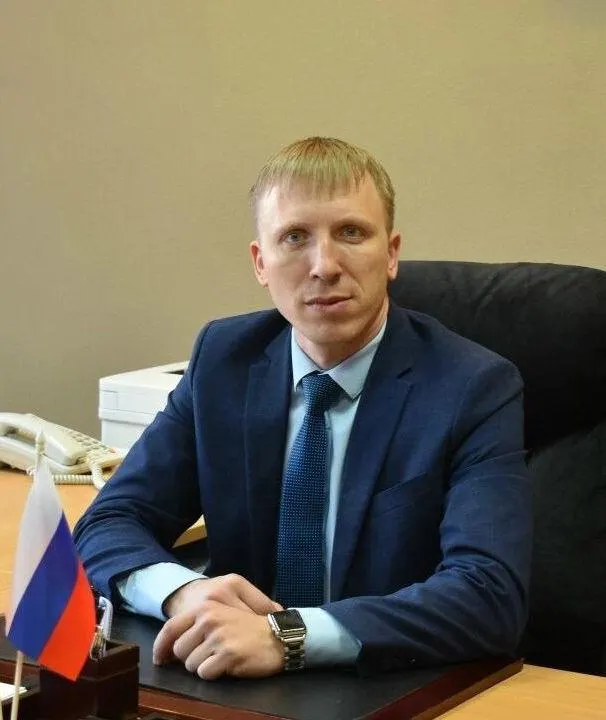 Бывший заместитель главы Назаровского округа получил штраф за оскорбление местного жителя; конфликт между чиновником и жильцом сопровождался угрозами и записью мероприятия.