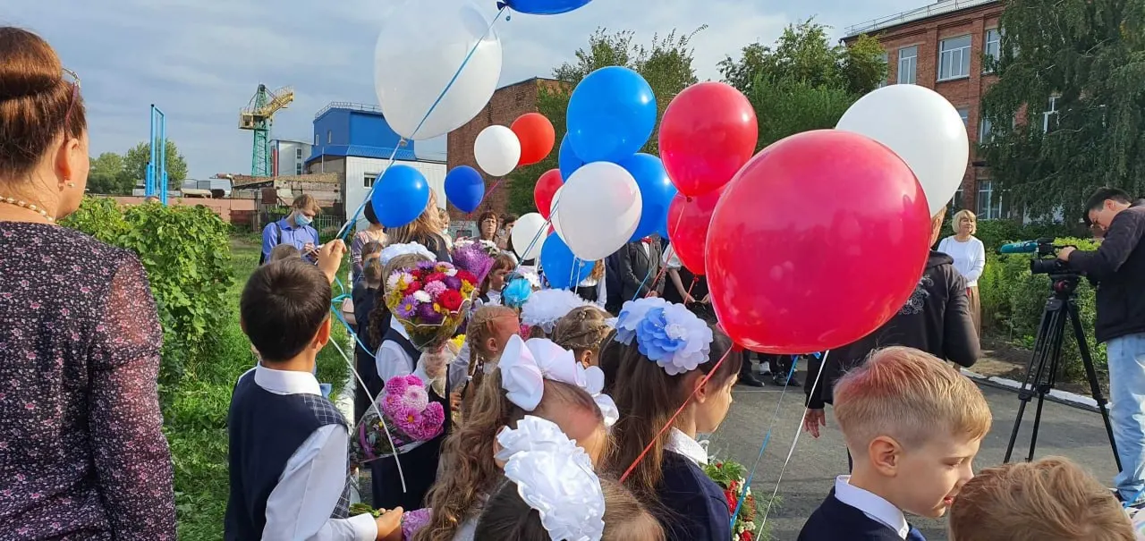 Расходы на школьную подготовку в Омске выросли на 10% за год, достигнув около 16 000 рублей, с заметной динамикой по регионам.