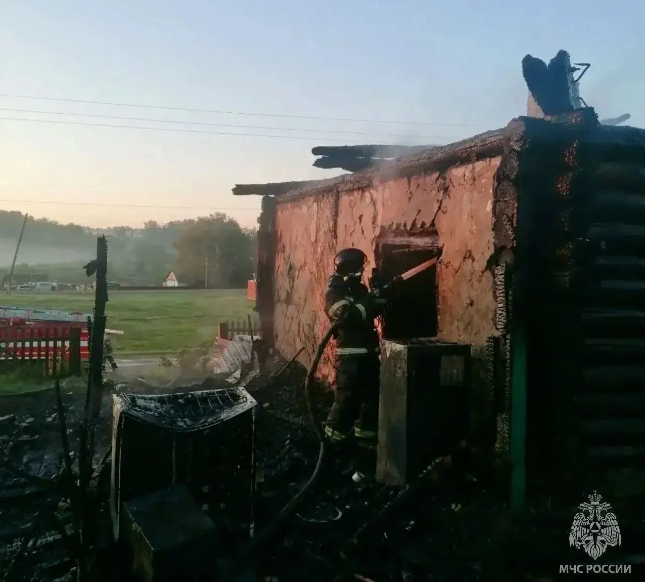 В частном доме Павловского района произошёл пожар; погибла пожилая женщина. Пожар ликвидирован. Предварительная версия — короткое замыкание электропроводки.