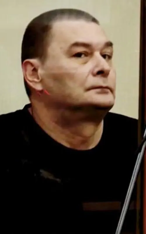 Суд Хакасии вынес приговор 49-летнему Михаилу Ковалёву за убийство главного врача Черногорской детской больницы Натальи Топаковой и хищение; дело отражает участие подсудимого в боевых действиях в Украине.