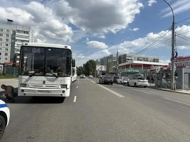 76-летняя женщина была сбита автобусом №64 возле дома на улице Рассветной. Пострадавшая находится в реанимации, обе ноги ампутированы; ведется расследование.