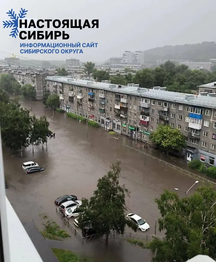 В Орджоникидзевском районе подтоплены около 200 приусадебных участков и 35 жилых домов. Жителям предложены пункты временного размещения, спасатели откачивают воду, коммунальщики чистят ливневки. Власти планируют установить дополнительные трубы для отвода стоков.