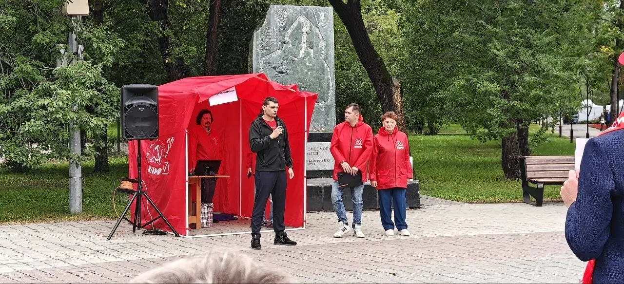Стихийный митинг в гайд-парке Тюмени в поддержку Николая Бондаренко, оштрафованного по делу об экстремизме, прошёл на площади; на фоне подготовки к выборам идут попытки давления на оппозицию.