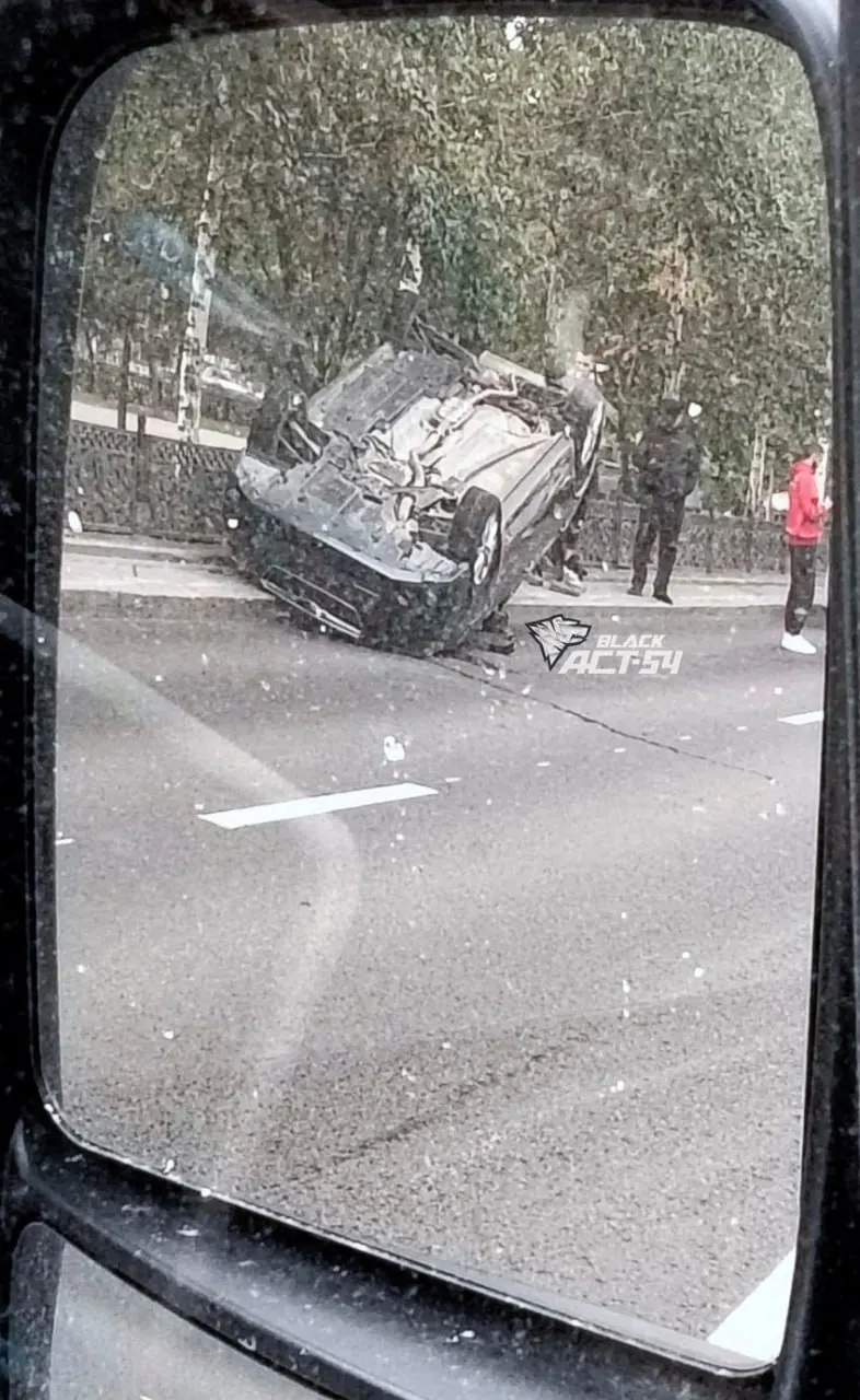 На Красном проспекте, 167 произошло ДТП: автомобиль перевернулся на крышу. На месте работают экстренные службы; подробности устанавливаются.