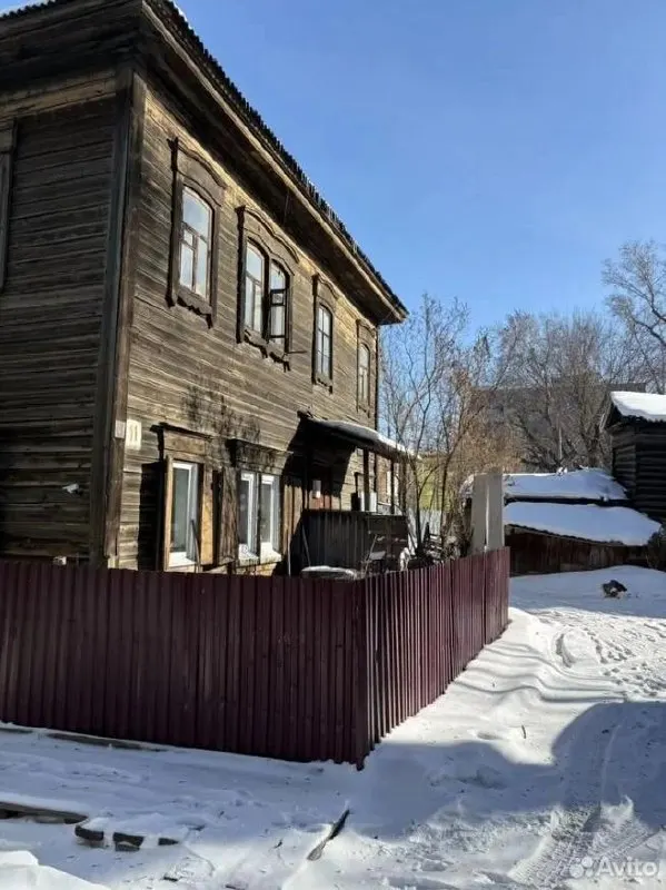 Двухэтажный деревянный дом 1907 года постройки вместе с земельным участком выставлен на продажу в составе исторической усадьбы купца Бичиханова в Иркутске.