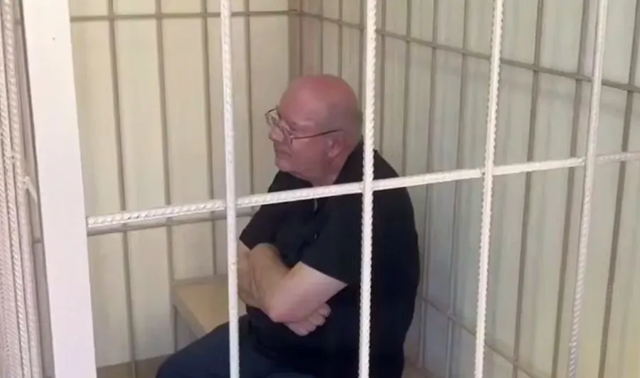 Прокурор потребовал для бывшего заместителя начальника территориального управления дорог Новосибирской области 10 лет колонии строгого режима и штраф в 591 млн рублей с конфискацией взятки в 197 млн рублей за содействие в заключении контрактов и приёмке работ.