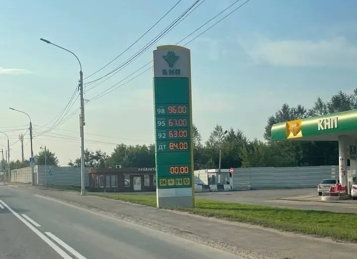 Проверка автозаправок показала контраст: на некоторых станциях топливо появилось и заметно подешевело, на других — дефицит или цены до 135–145 ₽ за литр.