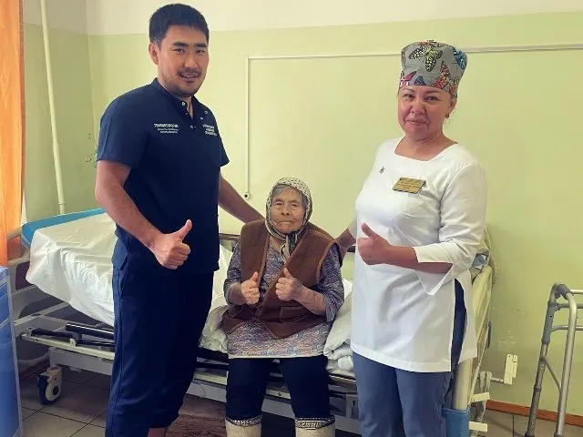100-летняя пациентка перенесла операцию по замене тазобедренного сустава после падения; начало реабилитации прошло по протоколу и пациентка уже восстанавливается.