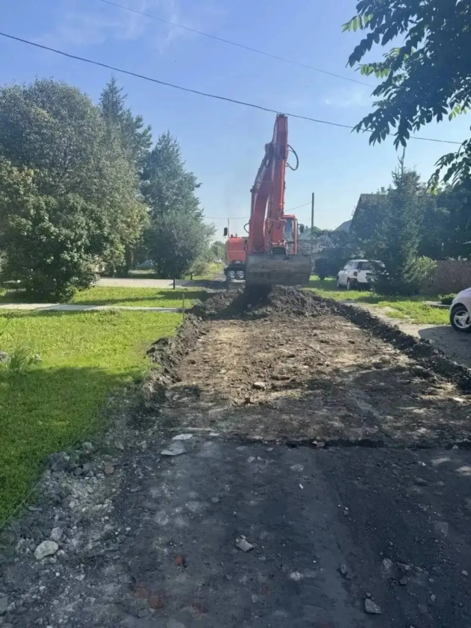 На участке Парфёнова от Воровского до Берега Оби выполняются работы ночью, чтобы не создавать пробки. Планируется обновить 14 участков общей длиной более 25 км в рамках программы обновления дорог региона; в 2026 году на ремонт выделят 2,8 млрд рублей.
