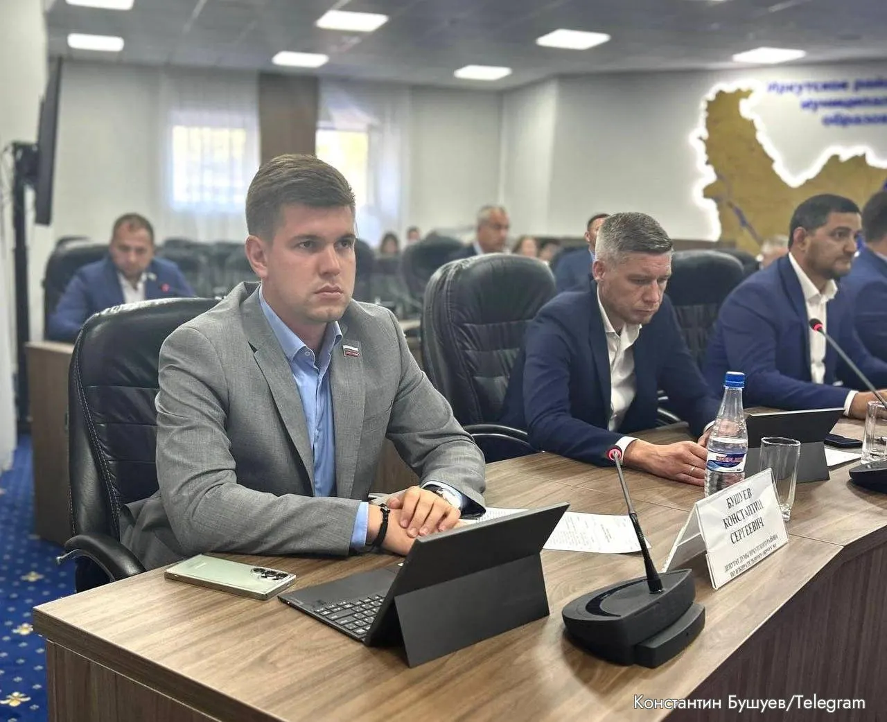 Депутат Иркутской городской думы Константин Бушуев не подал документы на регистрацию по одномандатному округу №95; ранее упоминалась проверка полиции по расходованию депутатских компенсаций.