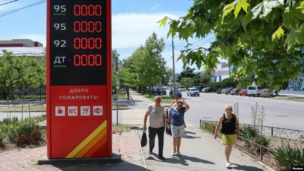 В Геленджике и окрестностях бензин исчез, очереди на заправках растут, власти публикуют список работающих станций.