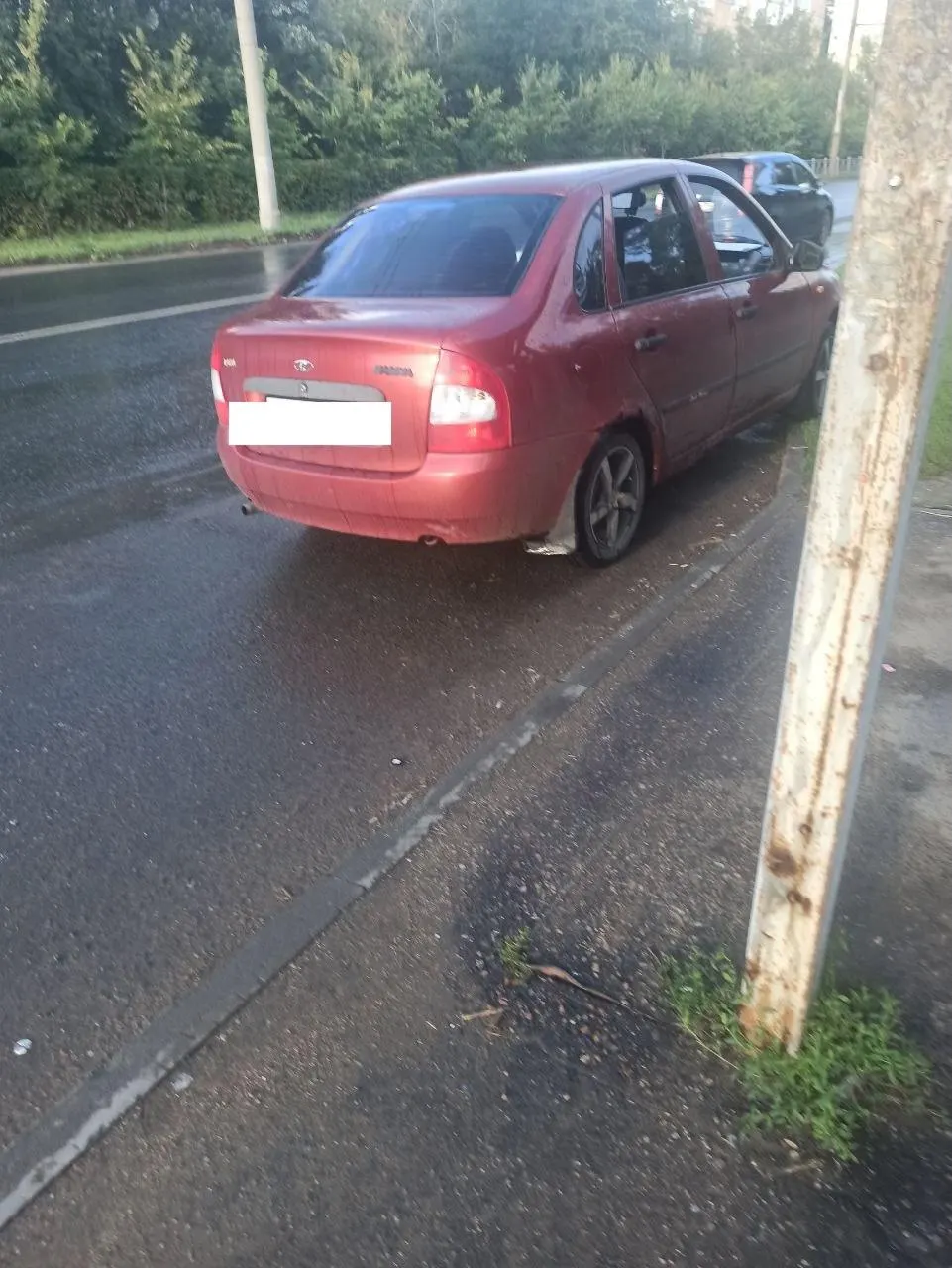 В Омске активисты одной политсилы срывали чужую агитацию у остановки возле университета и заменяли её своими; очевидец сообщил, что старые плакаты они удаляли скребками. Женщина, которая попыталась снять размещённую агитацию, столкнулась с грубостью агитаторов.