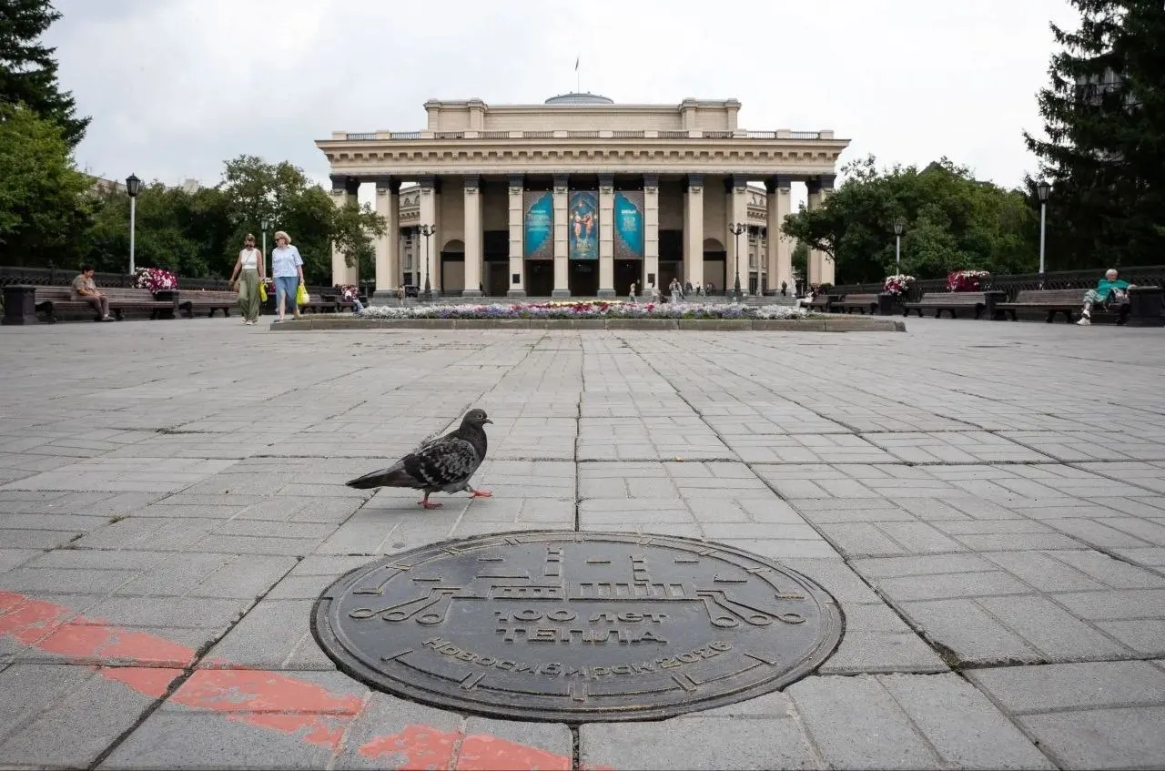В честь столетия начала работы теплоэлектростанций города появились уникальные дизайнерские люки. Они размещены на главных площадях и у вузов, и под крышками нет тепловых камер.