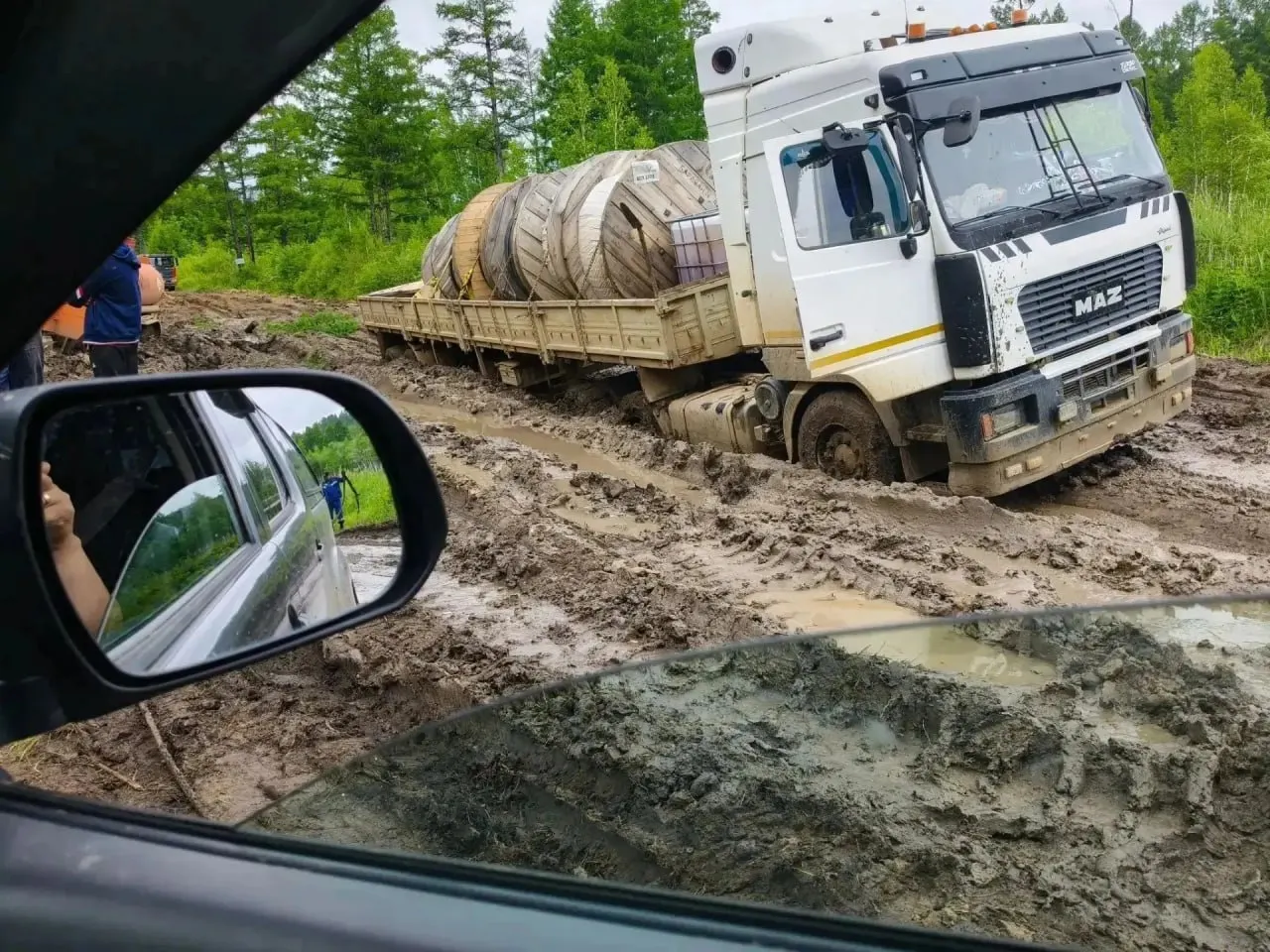 Сёла Кактолга и Будюмкан в Газимуро‑Заводском округе оказались фактически отрезанными из‑за разрушенной трассы: после дождей и проезда тяжёлых фур путь до районного центра занимает в несколько раз больше времени.