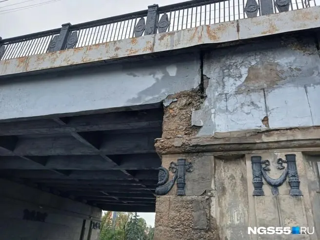 В ходе внепланового обследования переправы выявлена трещина в деформационном шве. Ремонт планировали на 2026 год, но финансирование пока недостаточно.
