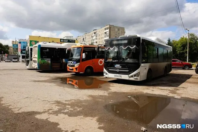 Омская мэрия сообщает сроки поставки 35 автобусов, субсидия из федерального бюджета — 229,4 млн ₽, доставка до 15 декабря; старые автобусы будут списаны.