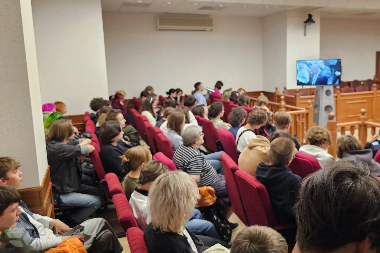 Ключевые события дня: атака беспилотников в Ярославской области, снятие партии «Яблоко» с выборов, сбой доступа к Википедии, продажи двойного назначения через OZON, пополнение реестра иностранных агентов и арест жены акционера в Разяни.