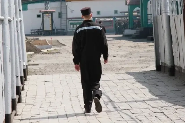 За четыре года в регионе зафиксировано заметное снижение числа заключённых; омбудсмен назвал основные причины и региональные тенденции, сопоставив ситуацию с данными по стране.
