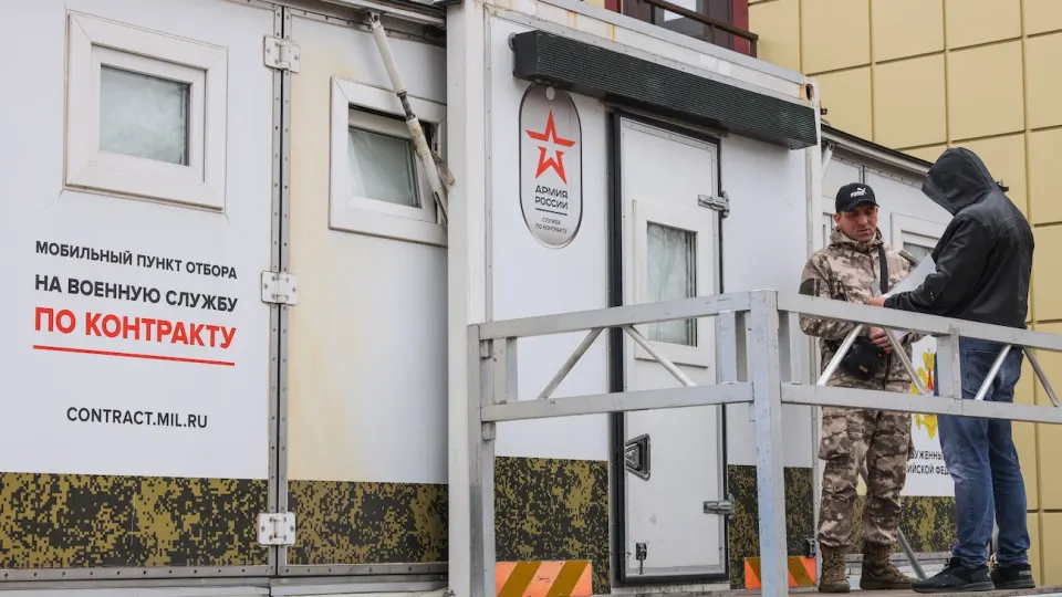 Распространяются требования к контрактникам и обсуждается новая мобилизация на фоне нехватки людей.