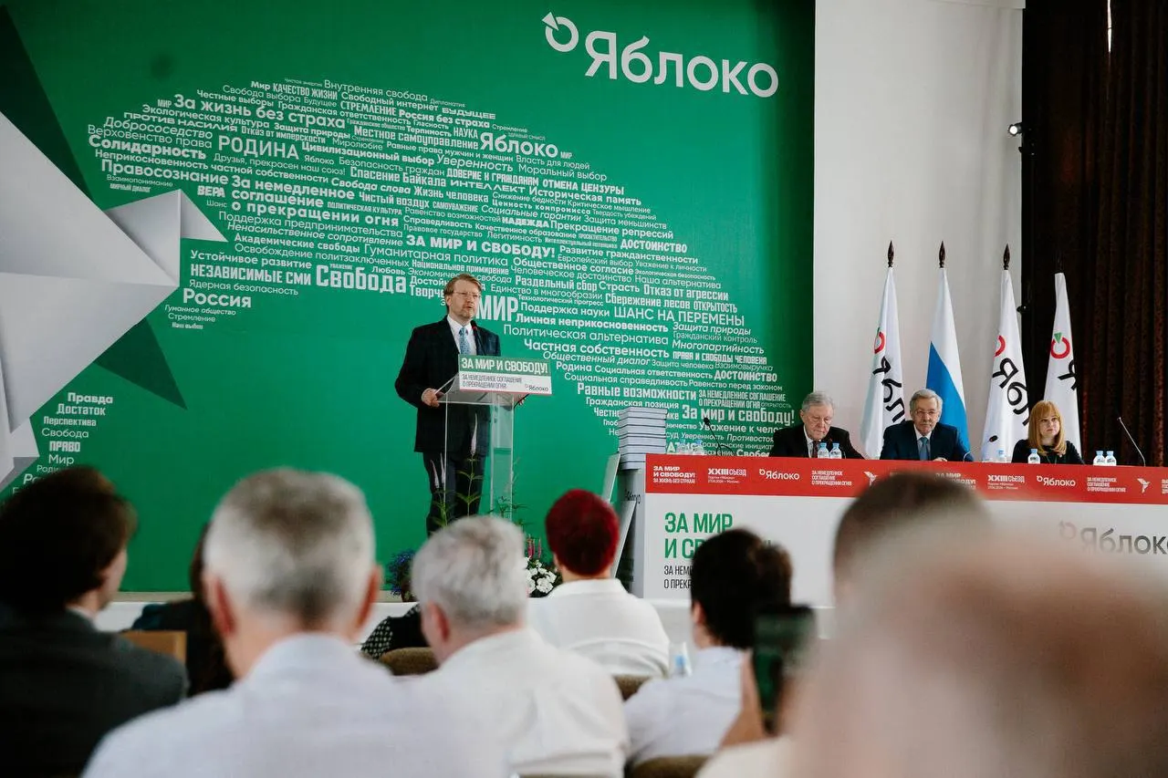 Антивоенная платформа партии «Яблоко» оказалась под ударом: «Родина» подала иск об отмене регистрации и обвинения со стороны оппонентов тревожат кампанию.
