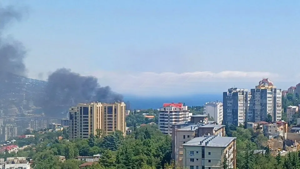 Украинские беспилотники атаковали побережье Ялты, вызвав пожар в одном из заведений и эвакуировав жителей; власти призвали сохранять безопасность.