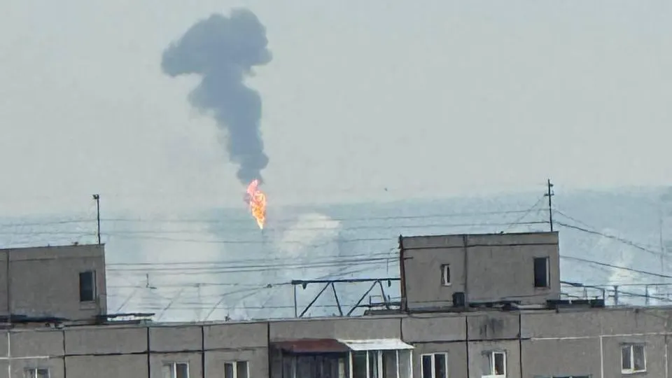 Пермский край и другие регионы фиксируют налёты беспилотников на нефтеперерабатывающие заводы. Эксперты предупреждают об угрозе топливного кризиса на фоне остановок мощностей и срывов производства.