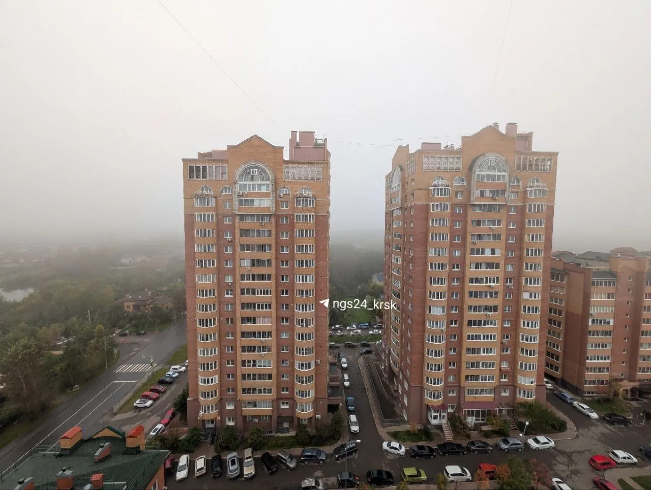 С рассветом Красноярск погружён в густой туман; жители просыпаются под серым небом.