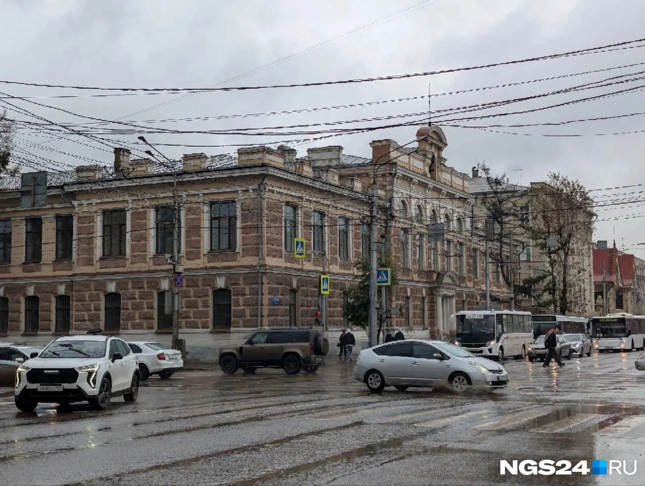 Лот включает здание площадью 4300 кв. м и участок 0,51 га; назначен аукцион на 30 октября; здание требует реставрации.