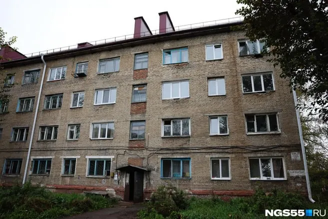 В Омске утвердили сроки расселения аварийных домов до конца 2033 года; дополнительно признаны непригодными ещё три объекта.
