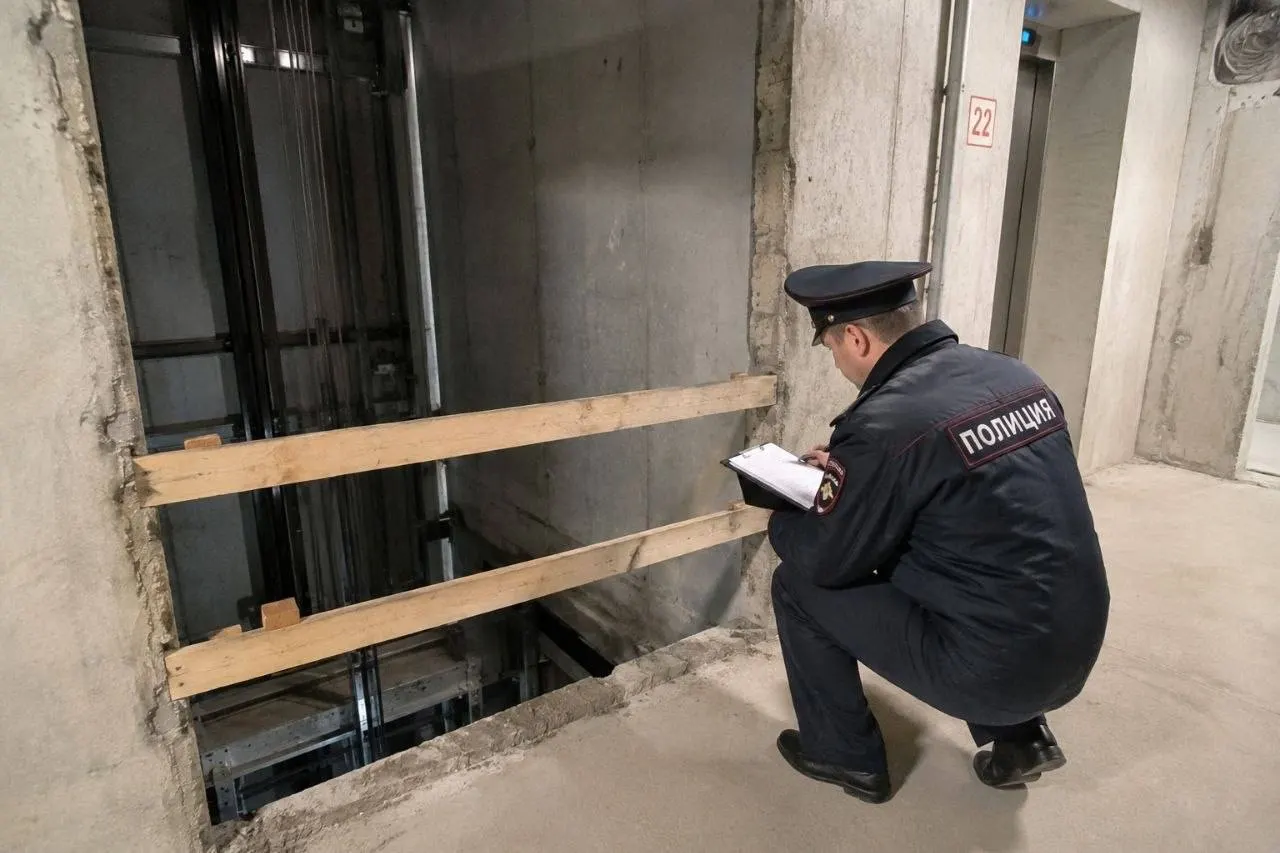 Подсобный рабочий погиб после падения в шахту лифта на стройплощадке в Барнауле; дело направлено в суд.