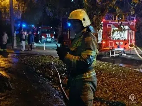 Пожарные локализовали возгорание в Барнауле: площадь пожара составила около 250 квадратных метров, газовый баллон вынесли из дома. Погибших и пострадавших нет; на месте работали 26 сотрудников МЧС и 7 единиц техники.