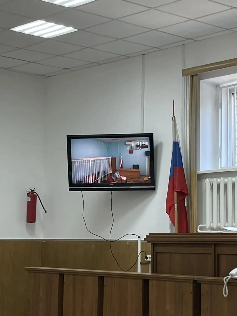 Прокурор уточнил, при какой температуре могли возникнуть ожоги; врач назвал диапазон 50–60 градусов и пояснил, что источник травм определить трудно.