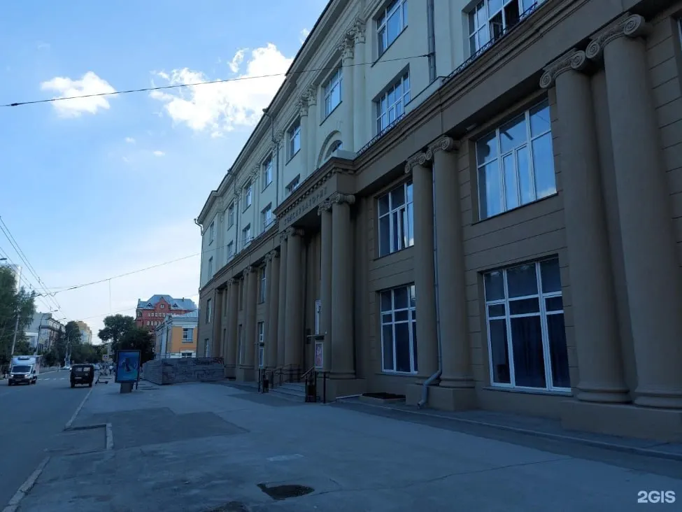 Новая дорожная камера призвана контролировать соблюдение правил парковки возле консерватории; камеры будут фиксировать нарушения на участке с запретом стоянки вдоль здания.