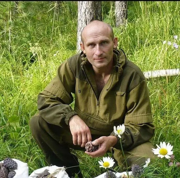 Иркутский областной суд продлил содержание под стражей Андрея Падалки по обвинению в передаче информации экстремистской организации, связанного с фотографиями песка и щебня. Следствие завершено; решение суда объявят 5 октября. Защита утверждает удержание в конспиративной квартире и давление на фигуранта.