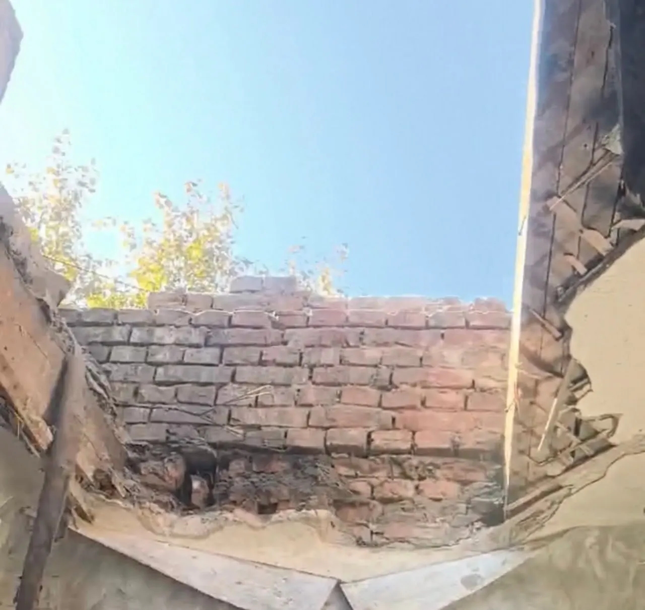 Во время капремонта жилого дома в Красноярске произошло обрушение потолка на верхнем этаже. Пострадавших нет. По делу проводятся следственные действия и изъята документация.