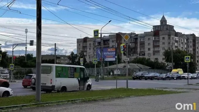 Пассажир набросался на водителя маршрутки после отказа принять льготную карту без подтверждений; пострадавший госпитализирован с черепно-мозговой травмой.