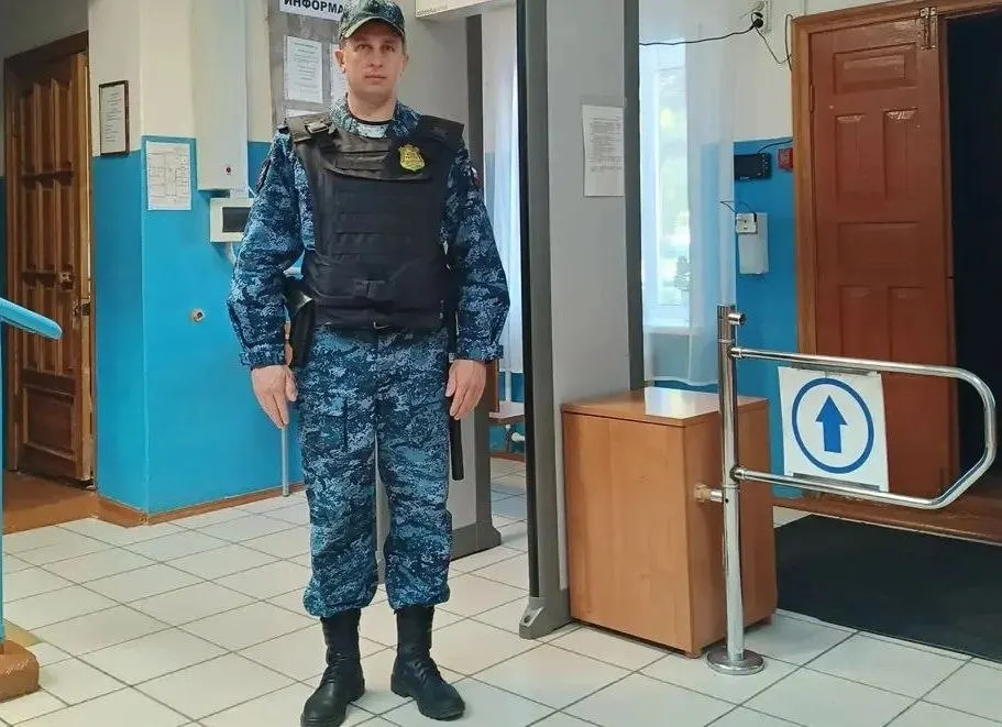 Судебный пристав увидел горящий автомобиль на трассе, вывел женщин на безопасное расстояние и потушил пламя.