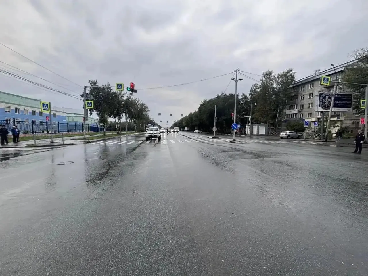 По данным ГИБДД, около 6:20 женщина переходила дорогу в неположенном месте; водитель Nissan Safari двигался в направлении улицы Новогодней.