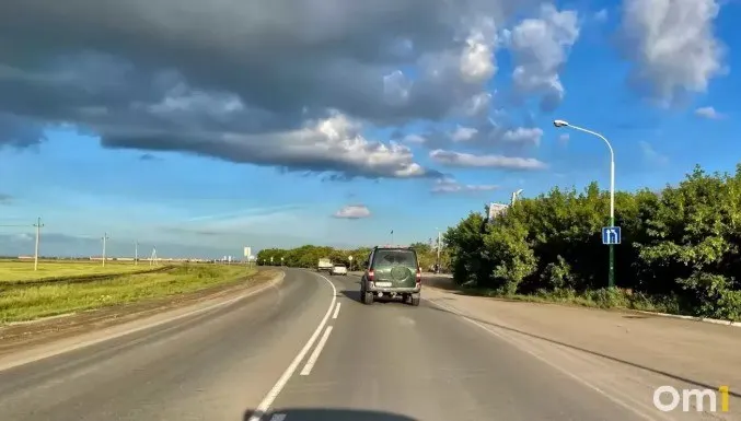 На участке Омск — Одесское — граница Казахстана обновлены основание, проезжая часть и покрытие, заменены обочины и дорожные знаки. Работы выполнены в рамках госпрограммы.