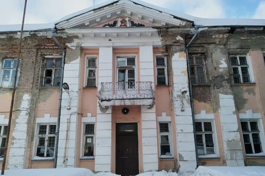 В центре города продано здание бывшего военного комиссариата. Сделка оценивается в 119,8 млн рублей.