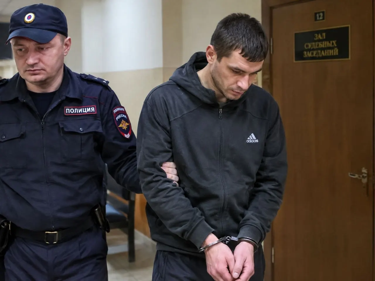 28-летний мужчина подозревается в покушении на убийство своего двухлетнего сына. Мальчик госпитализирован в тяжёлом состоянии и находится в коме; расследование продолжается.