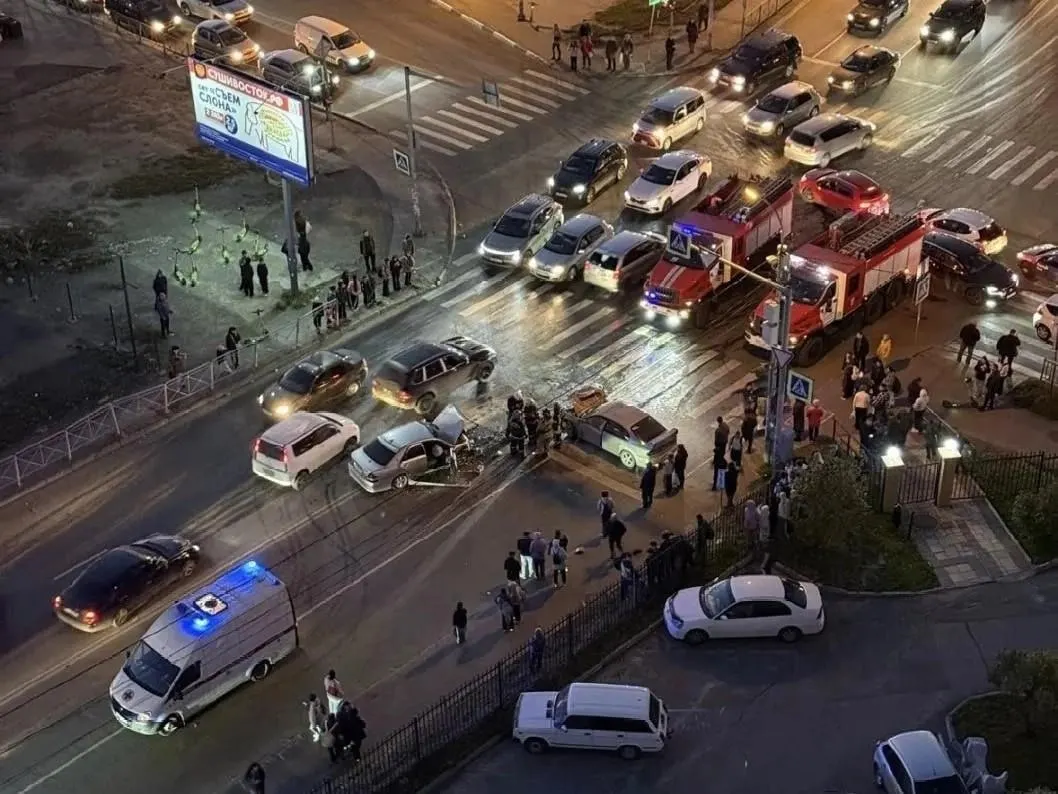 33-летний водитель Subaru Legacy выехал на встречку во время обгона на регулируемом перекрёстке и проскочил на красный сигнал; столкнулся со встречным автомобилем Toyota Mark. Subaru загорелся. Оба водителя доставлены в больницу.