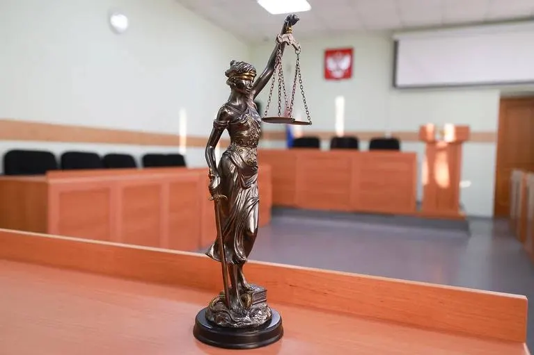 В Алтайском крае завершено расследование по делу 34-летнего предпринимателя, подозреваемого в отсутствии защитного заземления и системы автоматического отключения питания, что привело к удару током двух посетителей.