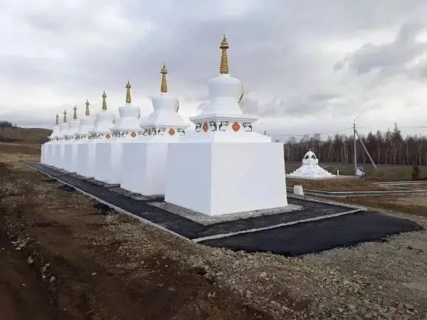 В регионе стартуют реставрационные работы восьми ступ у Алханая и развитие ТОСов: региональные проекты получили 70,8 млн рублей; число ТОСов продолжает расти.