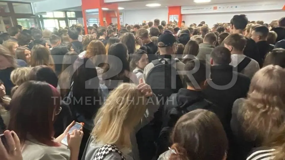 Из-за рекордного набора абитуриентов в этом году в тюменском техникуме образовались давка в коридоре и очереди за вещами в гардеробе.