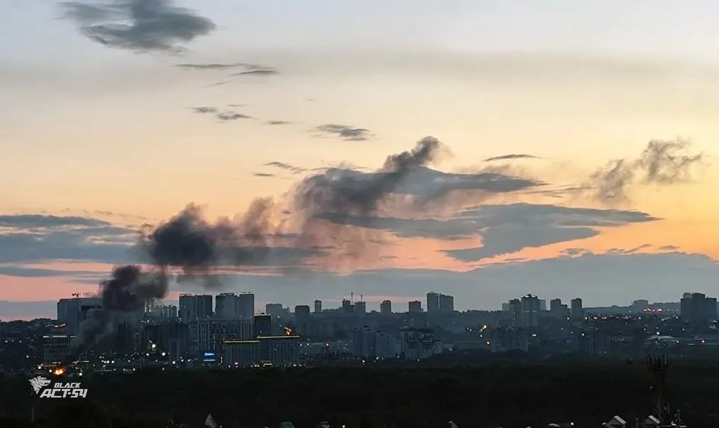 В Новосибирске загорелось здание, связанное с ООО «Речфлот», на набережной Оби; на месте работают службы.