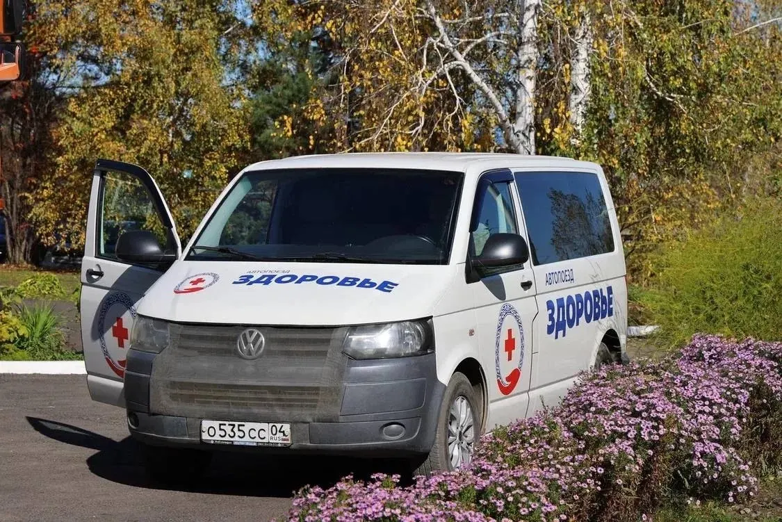 Мобильная медицинская бригада продолжает выезды в Алтайском крае: сегодня принимают жителей Иньи, завтра — Теньги; за три дня в Чойском районе осмотрено 450 человек, 46 пациентов направлены в стационар.